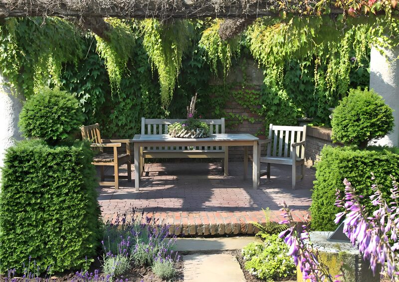 Rustige Tuin met Houten Meubilair