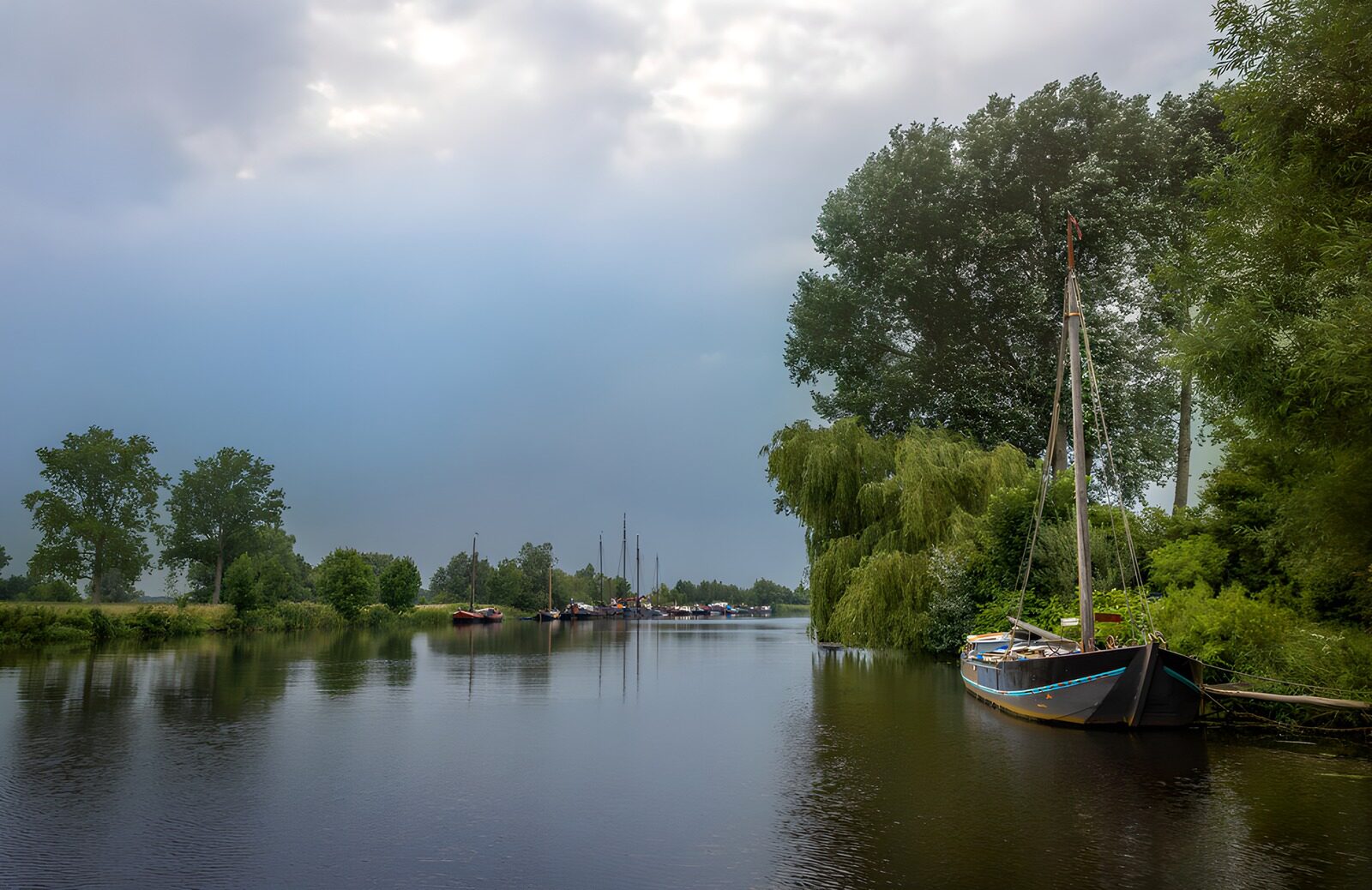 Rustige waterweg met historische schepen