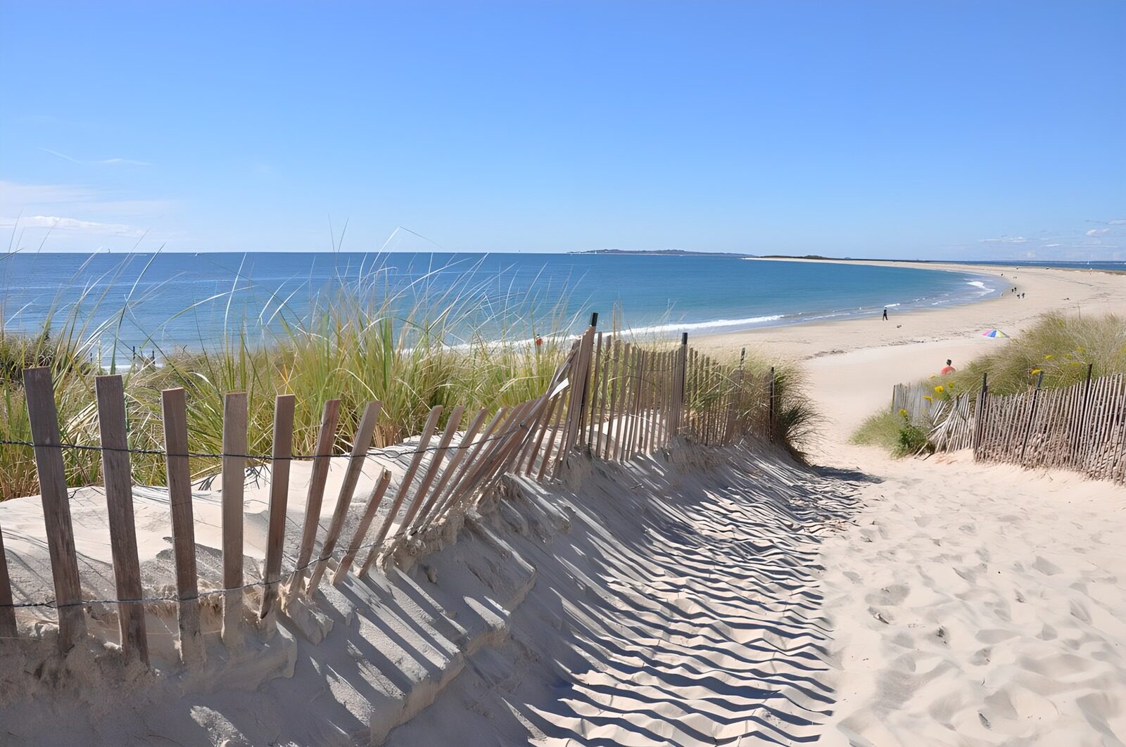 Zandpad naar het strand onder de zon