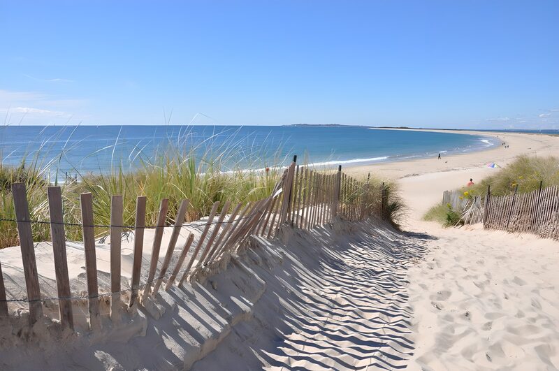 Zandpad naar het strand onder de zon