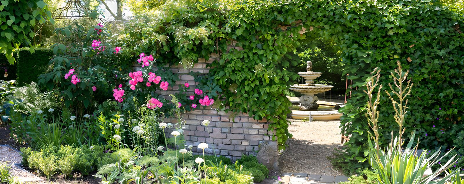 Prachtige tuin met fontein en bloemen
