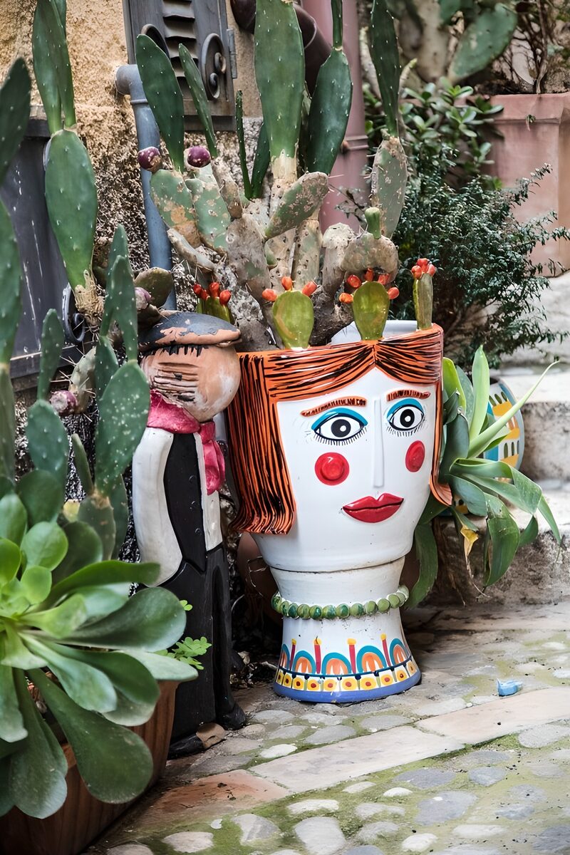Creatieve bloempot met cactusdecoratie