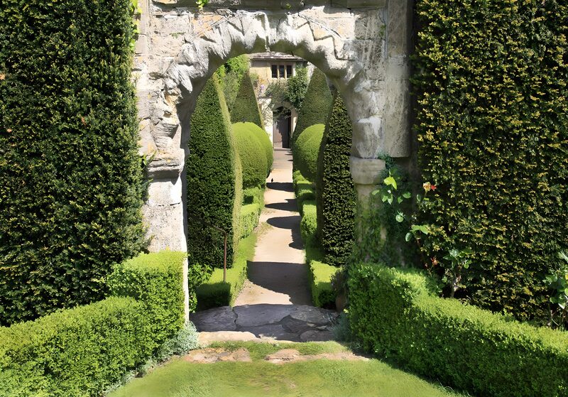 Prachtige tuin met stenen poort