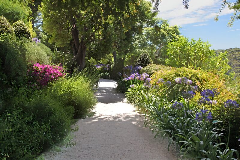 Prachtige tuinrijke wandelpad