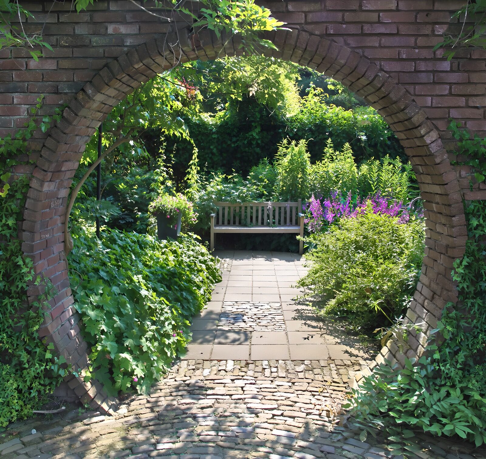 Ronde Doorgang - doorkijkje met paadje naar tuin